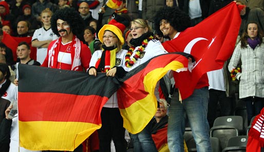 Deutschland - Türkei 3:0: Vorhang auf für den Kracher in Berlin! Auf den Rängen verbrüderten sich Deutsche und Türken