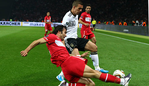 Auch Lukas Podolski (M.) hatte eine riesige Chance auf das vorentscheidende 2:0. Doch er vergab kläglich
