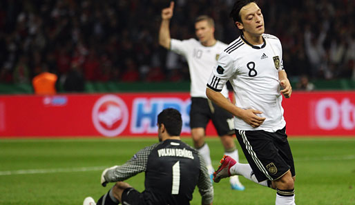 So richtig freuen wollte sich Özil aber nicht. Der deutsche Spielmacher hat schließlich türkische Wurzeln und hätte auch für deren Nationalelf spielen können