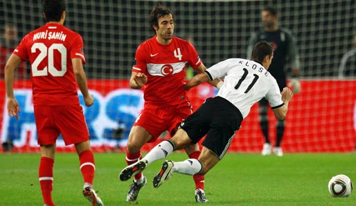 Bei der Türkei stand Dortmunds Sahin (l.) erstmal in der laufenden EM-Qualifikation auf dem Platz