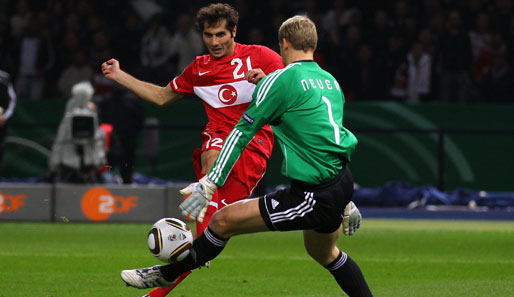 Die größte türkische Chance hatte Halil Altintop (l.). Doch der Frankfurter scheiterte an Manuel Neuer, der mit einem Weltklasse-Reflex parierte