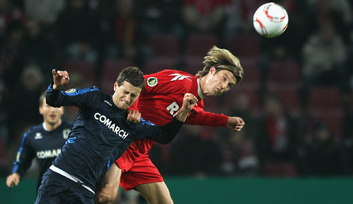 1. FC Köln - 1860 München 3:1: Martin Lanig (r.) bringt die Kölner mit seinem Kopfballtor auf die Siegerstraße