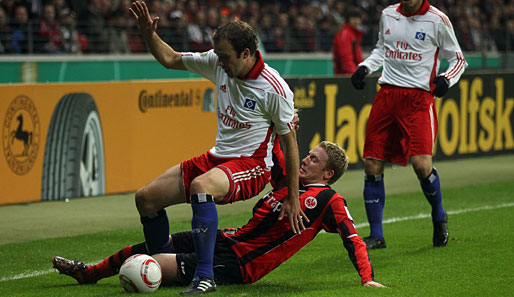 Eintracht Frankfurt - Hamburger SV 5:2 (3:1): Ein wahres Torfestival erlebten die Zuschauer in Frankfurt. Joris Mathijsen (l.) erzielte aber keinen Treffer