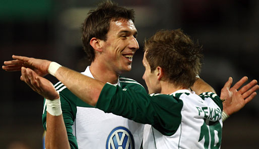 Victoria Hamburg - VfL Wolfsburg 1:3: Peter Pekarik (r.) und Mario Mandzukic herzen sich nach dem Führungstreffer für die Wölfe