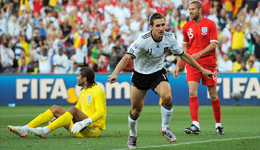 WM 2010: Auch in Südafrika präsentiert sich der Stürmer torhungrig und erzielt insgesamt vier Treffer. Hier das 1:0 im Achtelfinale gegen England