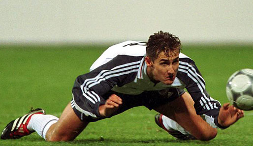 Bereits 2001 folgt Kloses DFB-Länderspieldebüt unter Rudi Völler. Gleich im ersten Spiel am 24. März erzielt Klose den späten Siegtreffer gegen Albanien