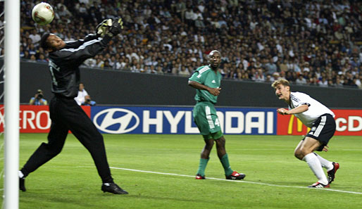 2002: Klose gibt ein sensationelles WM-Debüt. Bei der 8:0-Gala gegen schwache Saudis gelingen ihm gleich drei Kopfballtore
