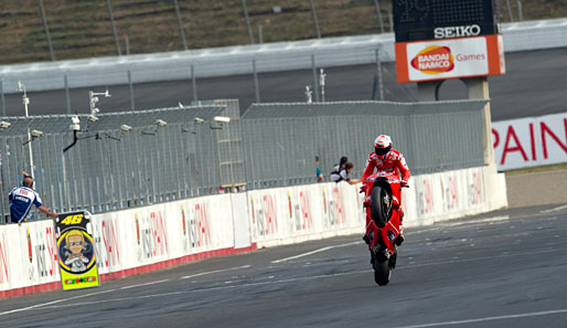Zweiter Sieg in Folge: Der Australier Casey Stoner vom Ducati Marlboro Team überquert als Erster die Ziellinie und gewinnt das MotoGP-Rennen in Motegi
