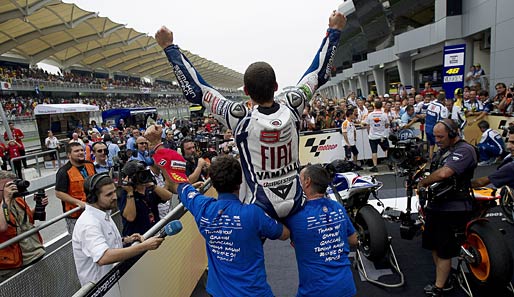 Der Grund: Lorenzo fuhr im selben Rennen den Gesamtsieg ein und ist erstmals MotoGp-Weltmeister - vor Rossi