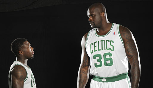 Nur geringe Größenunterschiede zeigen sich zwischen Nate Robinson (l.) und dem neuverpflichteten Center Shaquille O'Neal (r.) bei den Boston Celtics