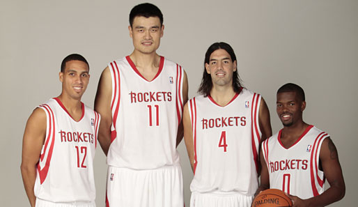 Treppenformation bei den Houston Rockets: Aaron Brooks, Luis Scola und Yao Ming (v.r.) geben eine lustige Kombination ab. Nur Kevin Martin (l.) passt nicht so ganz dazu