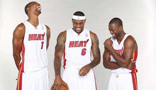Chris Bosh, LeBron James und Dwyane Wade (v.l.) kriegen das Lachen nicht mehr aus dem Gesicht. Schließlich spielen die drei Superstars in diesem Jahr zusammen