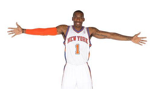 Amare Stoudemire zeigt schon einmal seine enorme Armspannweite. In New York will der neue Superstar der Knicks viele spektakuläre Dunks und Blocks abliefern