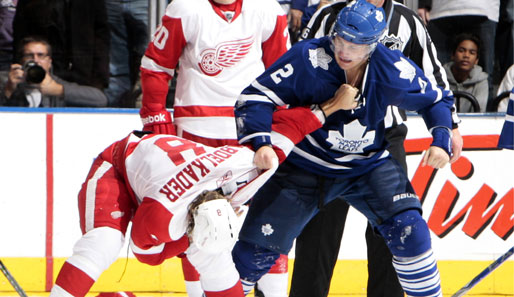 Es wird heftig am Trikot gezogen: Luke Schenn von den Toronto Maple Leafs und Justin Abdelkader von den Detroit Red Wings schenken sich nichts