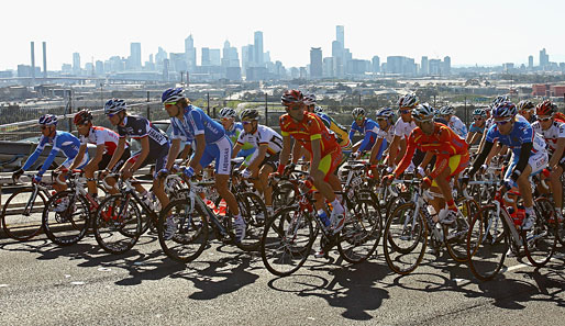 Das ist mal eine andere Kulisse als bei der Tour de France: Die Skyline von Geelong begleitet die Biker des fünften Tages beim UCI Road World Championships in Australien