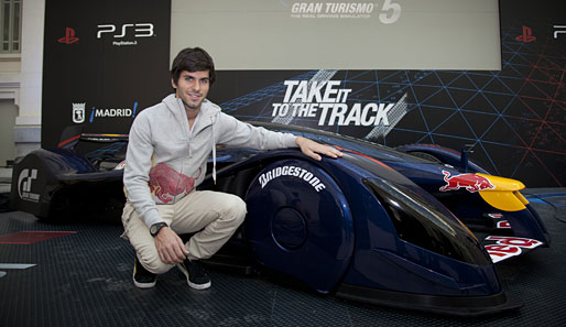 Und das beste ist: Es gibt ihn auch in der Realität. Ein 1:1-Modell des X1 Prototyps wurde kürzlich in Madrid von Toro-Rosso-Pilot Jaime Alguersuari enthüllt