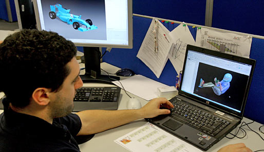 Am Anfang der Entwicklungskette steht die Design-Abteilung. Unter der Leitung von Adrian Newey arbeiten bei Red Bull 180 Leute an den Grafik-Computern