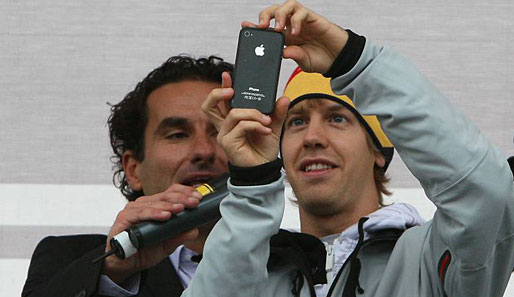 Vettel konnte den Hype um seine Person kaum fassen und musste diesen Moment erst einmal auf dem eigenen Handy festhalten