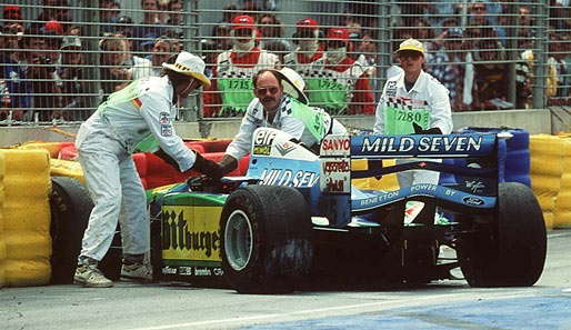 1994: Schumacher hat einen Punkt Vorsprung auf Hill. Er führt das Rennen an, bis er nach einem Fahrfehler die Mauer berührt