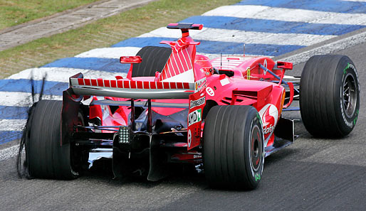 2006: Michael Schumacher hat zehn Punkte Rückstand auf Fernando Alonso. Er braucht ein Wunder, doch ein Reifenplatzer beendet die Träume