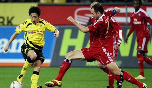 Symptomatisch für den Spielverlauf: Heiko Westermann (r.) kommt gegen Dortmunds Shinji Kagawa einen Schritt zu spät
