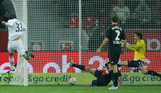 Das 1:0 für die Bayern: Mario Gomez trifft aus kurzer Distanz, Leverkusens Torhüter Rene Adler kommt zu spät