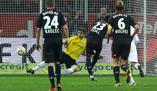 Der Ausgleich für Leverkusen: Arturo Vidal verwandelt einen Elfmeter: Bayern-Keeper Jörg Butt fliegt nach rechts - der Ball nach links