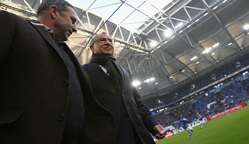 Felix Magath im Gespräch mit Werder-Boss Klaus Allofs - in der linken Hand hält der Schalke-Coach seinen eigenen Matchplan