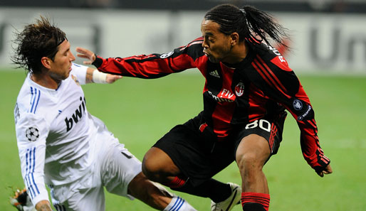 Zweikampf zwischen Ronaldinho (r.) und Sergio Ramos von Real Madrid