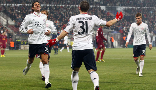 CFR Cluj - Bayern München 0:4: Der Star des Spiels - Mario Gomez! Hier fällt der dreifache Torschütze in die Arme von Bastian Scheinsteiger