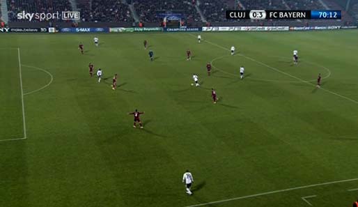 Gomez' dritter Streich in der 73. Minute: Gomez im Zentrum der Viererkette von Cluj...