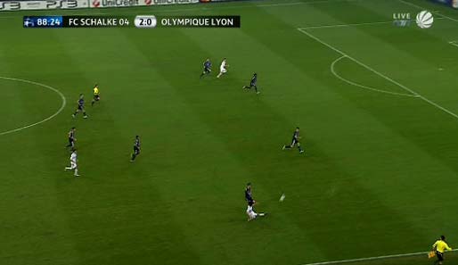 89. Spielminute, so sorgte Huntelaar zum entscheidenden 3:0: Der starke Raul flankt von der rechten Seite in die Mitte