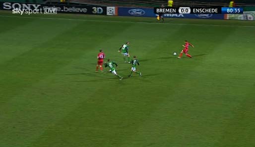 In der Werder-Hälfte angekommen, blickt der Twente-Spieler in die Mitte...