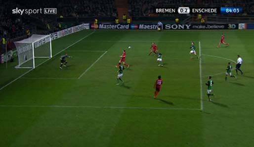 Mertesacker (3.v.l.) hält die zwei Twente-Angreifer im Spiel, Janko (2.v.l.) kommt nicht an den Ball