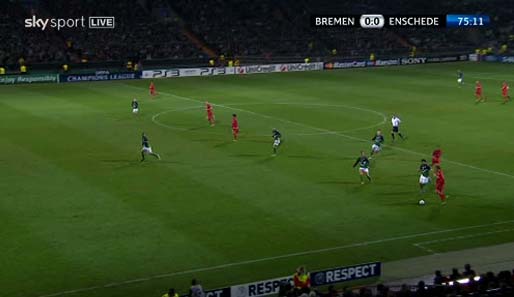 Bremen - Enschede 0:2: Twente schwirrt in Minute 75 zu einem Konter aus. Leugers marschiert auf links nach vorne