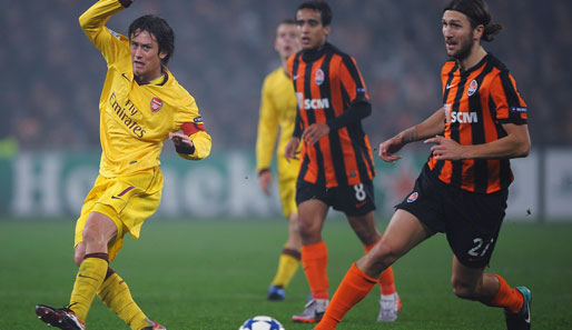 Torschütze für Shakhtar Donetsk, Dmitro Chigrinskiy, läuft Tomas Rosicky vom FC Arsenal davon