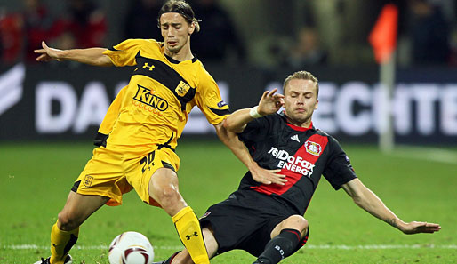 Bayer Leverkusen - Aris Saloniki: Leverkusens Michal Kadlec (r.) macht bei Gegenspieler Javito keine Kompromisse