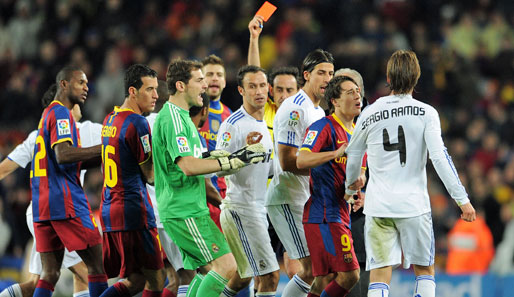 Der negative Höhepunkt des Spiels: Sergio Ramos senst in der Nachspielzeit Lionel Messi brutal um. Der Madrilene bekommt daraufhin die verdiente Rote Karte