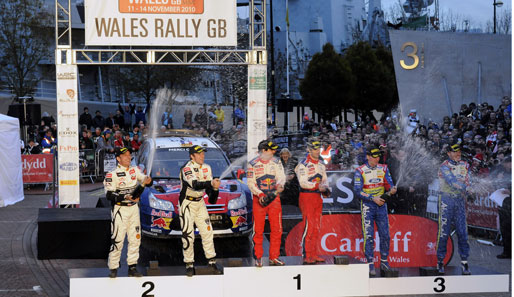 Siegerehrung der WRC Wales Rally in Großbritannien. Auf dem Siegerpodest stehen Sebastien Loeb und sein Co-Pilot Daniel Elena vom Team Citroën