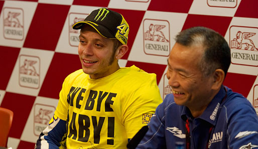 Valentino Rossi (l.) bestieg in Valencia zum letzten Mal seine Yamaha und bedankte sich mit einem T-Shirt für die schöne Zeit. Sein neues Baby ist eine heiße Rothaarige namens Ducati