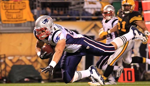 Pittsburgh Steelers - New England Patriots 26:39: Rookie-Tight-End Rob Gronkowski fing beim Patriots-Sieg gleich drei Touchdown-Pässe von Tom Brady