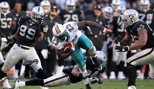 Oakland Raiders - Miami Dolphins 17:33: Und tschüss! Running Back Ronnie Brown durchbricht die Defensivreihe der Raiders und ist auf und davon