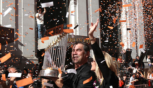 Giants-Manager Bruce Bochy hält stolz die Trophäe der World Series in seinen Händen