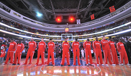 In den rot-weißen Trainingsanzügen versprüht das Team der Philadelphia 76ers bei der Hymne erste andächtige Weihnachtsstimmung