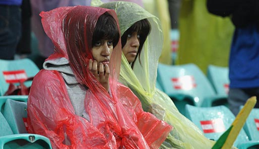 Echte Hardcore-Cricket-Fans kann kein Wetter aufhalten! Richtig begeistert sahen diese beiden Damen beim Spiel zwischen Australien und Sri Lanka trotzdem nicht aus