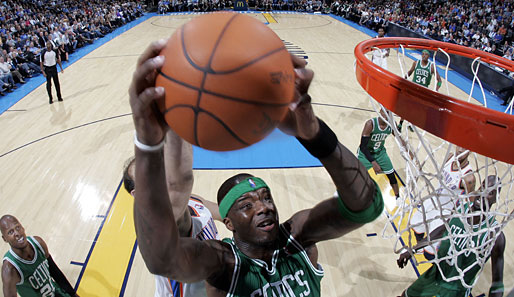 Jermaine O'Neal steigt für die Boston Celtics gegen die Oklahoma City Thunder zum Korb. Die Celtics siegten in der NBA auswärts mit 92:83