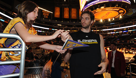 Heiß begehrt bei den Fans: Pau Gasol von den Los Angeles Lakers macht Kinderherzen glücklich