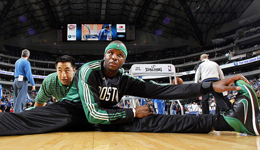 Von wegen unbeweglich: Celtics-Big Man Jermaine O'Neal trainiert mit Personal Trainer für seinen Wechsel in die rhythmische Sportgymnastik