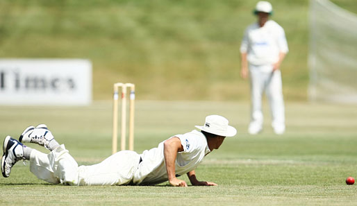 Aufatmen beim Cricket in Neuseeland: Joseph Yovich hat sich zwar lang gelegt, aber sein hübsches Hütchen sitzt weiterhin perfekt - Puh!