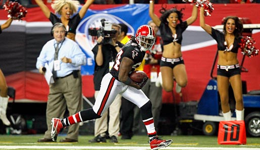 NFL: Sichtlich erfreut nehmen die Menschen im Hintergrund zur Kenntnis, wie Roddy White von den Atlanta Falcons kurz vor Ende zum Touchdown gegen die Ravens durchstartet